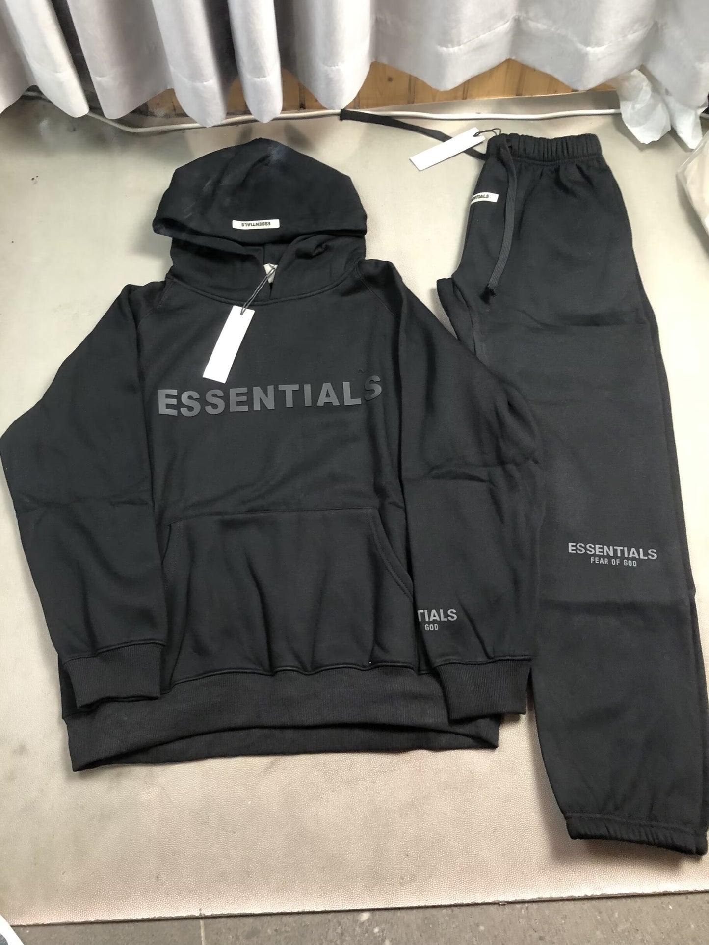 Fear of God Essentials Tracksuit – Noir (Logo Réfléchissant)